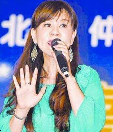 歌手冷漠女儿的照片